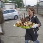 TAMERS® Catering 27.06.2015; Dominique Heine serviert den Grillteller, Foto: Andreas Reichelt